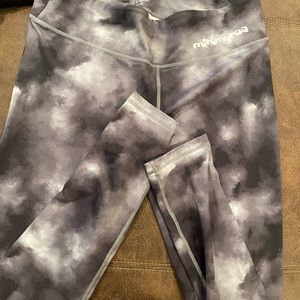 Handprint  like new Feed me Fight Me Leggings Size XL